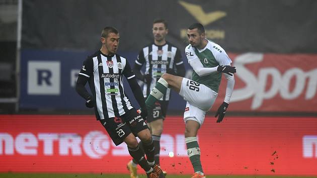 SOUBOJ SEVERU PROTI JIHU. Fotbalisté Jablonce zdolali na podzim České Budějovice 2:1. První jablonecký gól obstaral Ivan Schranz (na snímku v zeleném dresu).