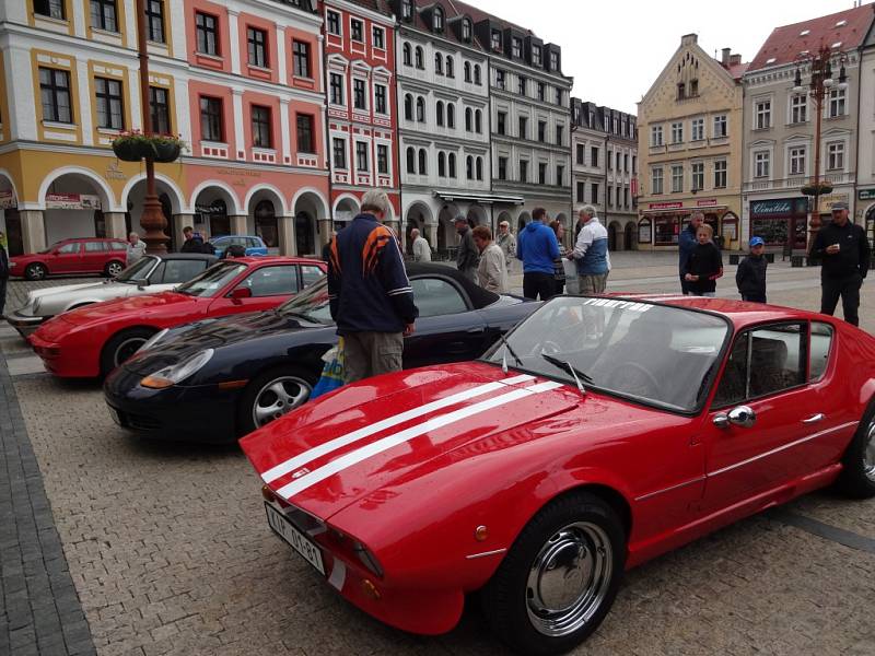 VYSTAVENÁ auta Porsche vzbudila mezi Liberečany veliký zájem. Luxusní vozy zhlédlo během víkendu několik stovek lidí. 