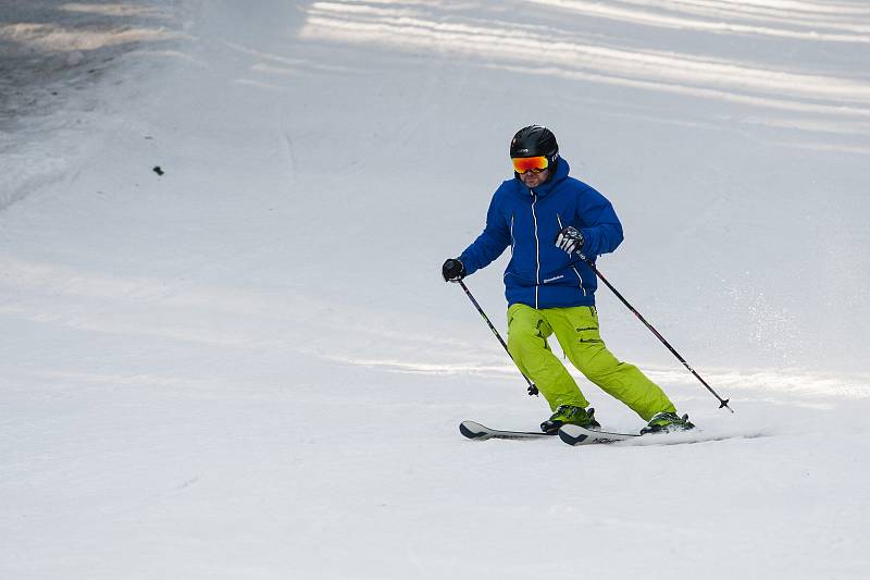 Lyžování v libereckém skiareálu Ještěd.