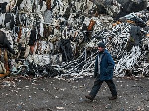 Bulovka se dočkala. Odpady začínají mizet.Odborníci odhadují, že v halách teletníku i na volných prostranstvích leží na devět tisíc tun převážně textilního a plastového odpadu. 