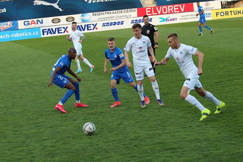 Fotbalisté Slovácka (v bílých dresech) se ve 26. kole FORTUNA:LIGY utkali s Libercem.