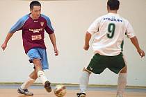 KRAJSKÝ FUTSAL. V bílém je zachycen hráč Slavie TU Liberec B. Ta prohrála s Českou Lípou. 