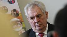 Slavnostní pásku přijel do libereckého hospice přestřihnout osobně Miloš Zeman.