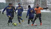 Fotbalisté českolipské Lokomotivy (v modrém) porazili v 1. kole Poháru LKFS Doksy 8:1. Foto: Jaroslav Marek