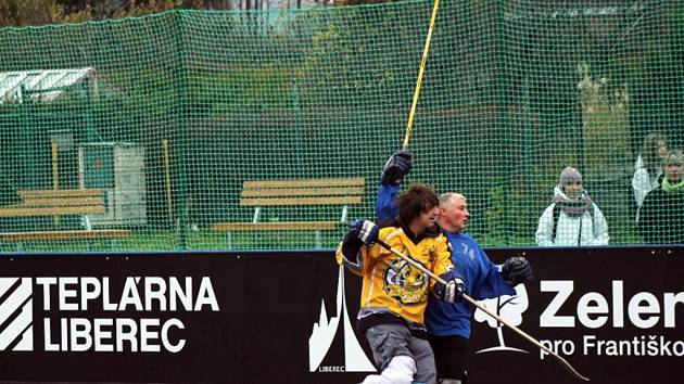 EXHIBIČNÍ ZÁPAS otevřel zrekonstruované hokejbalové hřiště na Františkově v Liberci. Na jaro se ještě chystá slavnostní otevření. 
