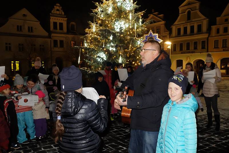 K celorepublikové akci Česko zpívá koledy se ve středu 12. prosince 2018 opět přidal i Frýdlant. Šest známých koled a vánočních písní si u vánočního stromu na náměstí T. G. Masaryka zazpívalo v chladném počasí kolem sedmi desítek lidí.