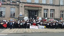 Protest studentů proti plánu Libereckého kraje posílit všeobecné vzdělávání na středních školách a kapacitu technického lycea, který se dotkne i liberecké textilky.