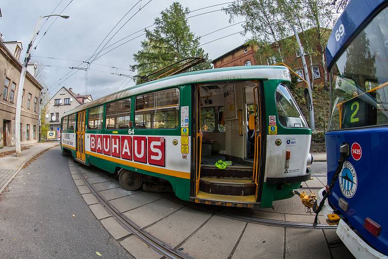 Tramvajová souprava linky 2 vykolejila 12. října po desáté hodině v liberecké ulici Hanychovská poblíž točny u viaduktu. Zpět do kolejí ji musel dostat jeřáb.