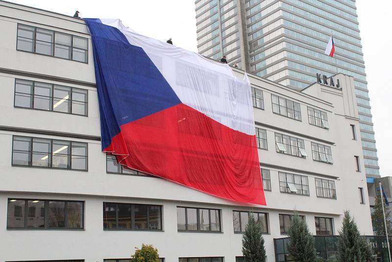 Na libereckém Evropském domě visí největší státní vlajka.