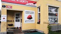 V pietní místo se v pondělí 17. května změnila vyhlášená cukrárna v Divišově ulici v Liberci.