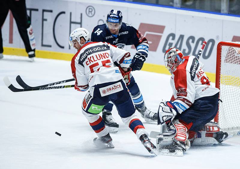 Hokejové utkání Tipsport extraligy v ledním hokeji mezi HC Dynamo Pardubice (v bíločerveném) a Bílý Tygři Liberec (v modrém) v pardudubické enterie areně.