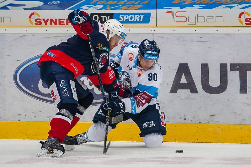 Utkání 16. kola Tipsport extraligy ledního hokeje se odehrálo 2. listopadu v liberecké Home Credit areně. Utkaly se celky Bílí Tygři Liberec a Piráti Chomutov. Na snímku vpravo je Tyler Redenbach.