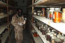 Chemici ve skladu po Sovětské armádě likvidovali nebezpečné látky a trhaviny. 