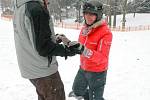 Redaktorky Deníku na vlastní kůži (a kosti) zkoušely, jaké je to postavit se na snowboard. A udržet se na něm. Díky instruktorovi to šlo.