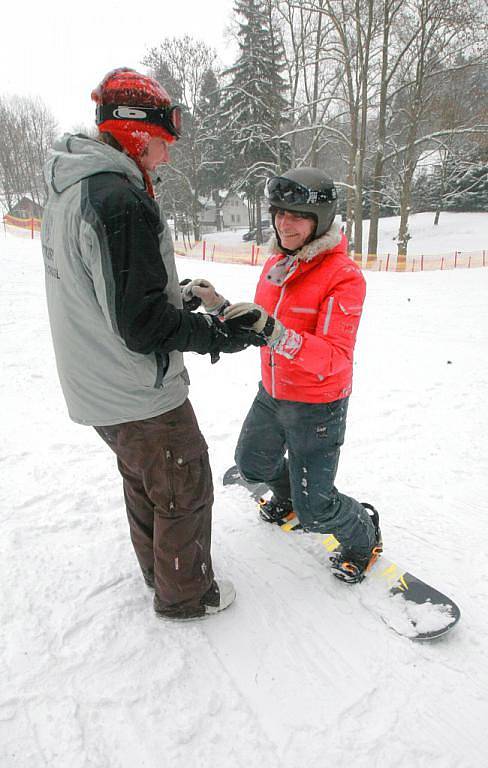 Redaktorky Deníku na vlastní kůži (a kosti) zkoušely, jaké je to postavit se na snowboard. A udržet se na něm. Díky instruktorovi to šlo.