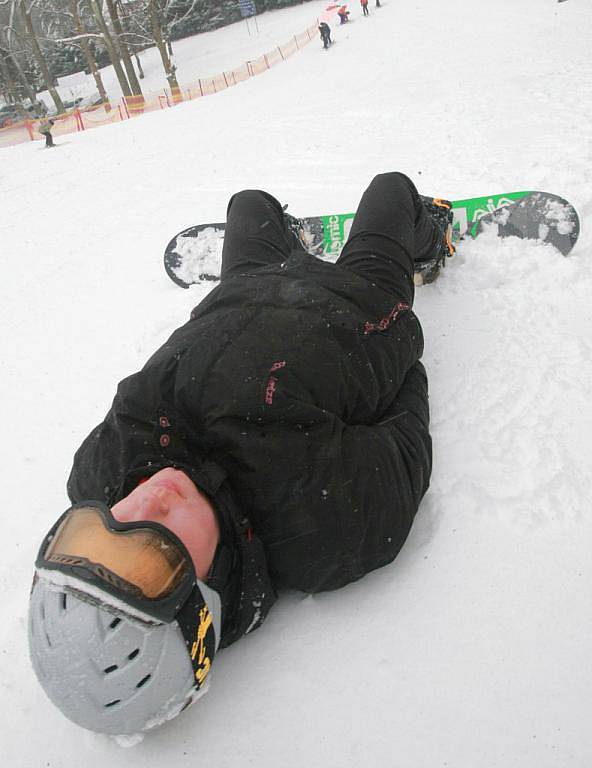 Redaktorky Deníku na vlastní kůži (a kosti) zkoušely, jaké je to postavit se na snowboard. A udržet se na něm. Díky instruktorovi to šlo.