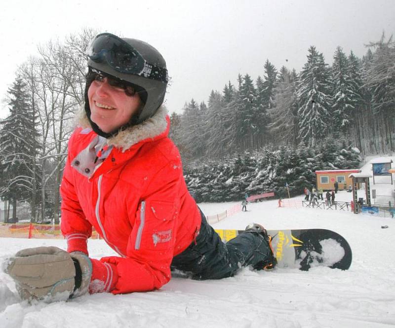 Redaktorky Deníku na vlastní kůži (a kosti) zkoušely, jaké je to postavit se na snowboard. A udržet se na něm. Díky instruktorovi to šlo.