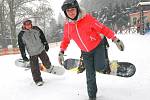 Redaktorky Deníku na vlastní kůži (a kosti) zkoušely, jaké je to postavit se na snowboard. A udržet se na něm. Díky instruktorovi to šlo.