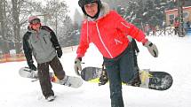 Redaktorky Deníku na vlastní kůži (a kosti) zkoušely, jaké je to postavit se na snowboard. A udržet se na něm. Díky instruktorovi to šlo.