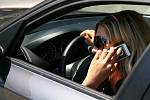 TELEFONOVÁNÍ OMEZUJE POZORNOST ŘIDIČE. Stejně jako alkohol, může telefonování za volantem vést k velmi vážné dopravní nehodě. Nejlepší je při jízdě vůbec hovory nevyřizovat, ani nepsat textové zprávy, značně se tím omezuje pozornost řidiče.