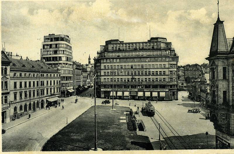 Dům Baťa na Soukenném náměstí v Liberci na historické fotografii.