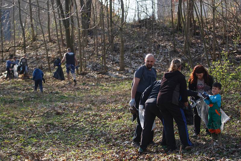 Úklid odpadků v Dolní Řasnici na Liberecku v rámci celorepublikové akce Ukliďme Česko