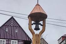 Hasiči v Radostíně postavili novou zvoničku.