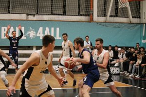Basketbalisté Lynx Liberec (v bílém) nestačili v pohárovém utkání na ligový Děčín a prohráli 63:100.