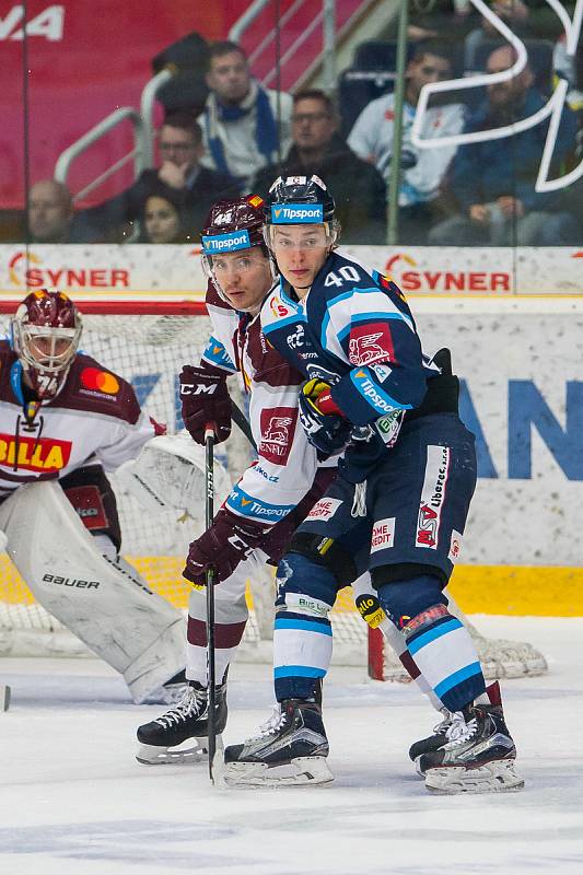 Druhý zápas předkola Generali play off Tipsport extraligy ledního hokeje se odehrál 7. března v liberecké Home Credit areně. Utkaly se celky Bílí Tygři Liberec a HC Sparta Praha. Na snímku zleva Arturs Kulda a Lukáš Jašek.