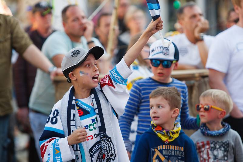 Fanoušci fandí Bílým Tygrům na náměstí před libereckou radnicí při druhém finálovém utkání proti Třinci.