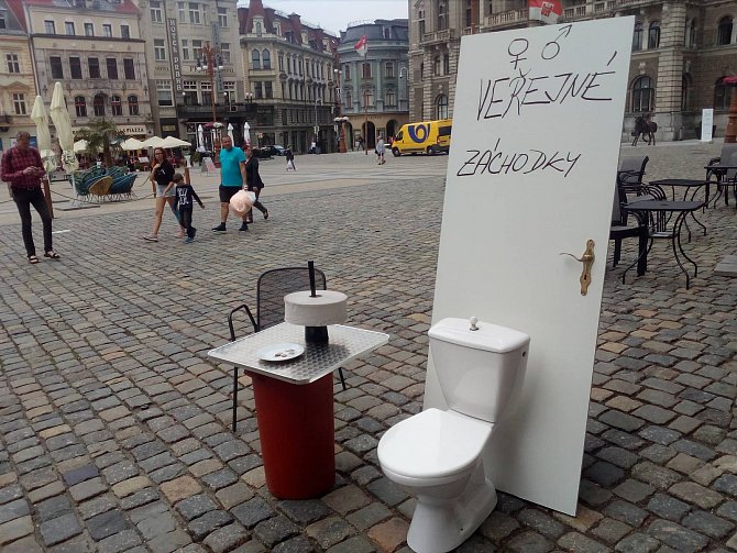 Provozní kavárny Porta Oto Novák ve středu 18. července upozornil na problém s absencí veřejných toalet na náměstí Dr. E. Beneše. Vadí mu, že bezohlední lidé využívají toalety v jeho podniku, aniž by u něj cokoli konzumovali.