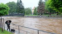 Na břehu Smědé bylo postaveno 44 metrů protipovodňových bariér zapůjčených od Hsičského záchranného sboru Libereckého kraje, na druhé straně drží vodu v korytu pytle, které od rána plní členové SDH Frýdlant a teď už také dobrovolníci