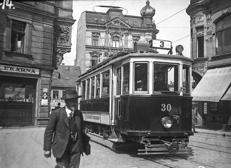 Dobová tramvaj z 30. let 20. století.