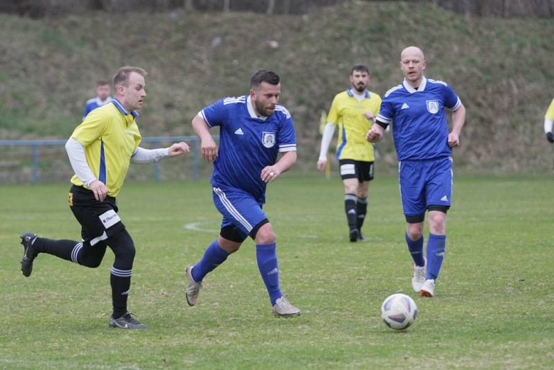 Zatímco fotbalisté Stráže (modré dresy) jsou poslední, Hodkovice drží třetí místo.