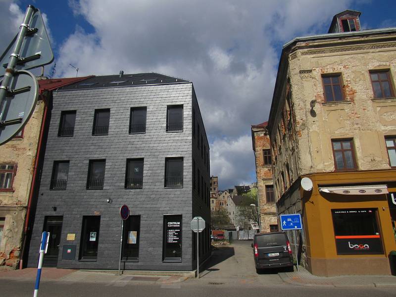 CENTRUM VLASTY BURIANA. Jeho život a slávu připomíná výstavka v přízemí, která se má během příštího týdne rozšířit o fotografie z místa jeho posledního odpočinku na pražském Vyšehradě, kde je pohřben, spolu se svou ženou Ninou. Ta zemřela necelý rok po ně