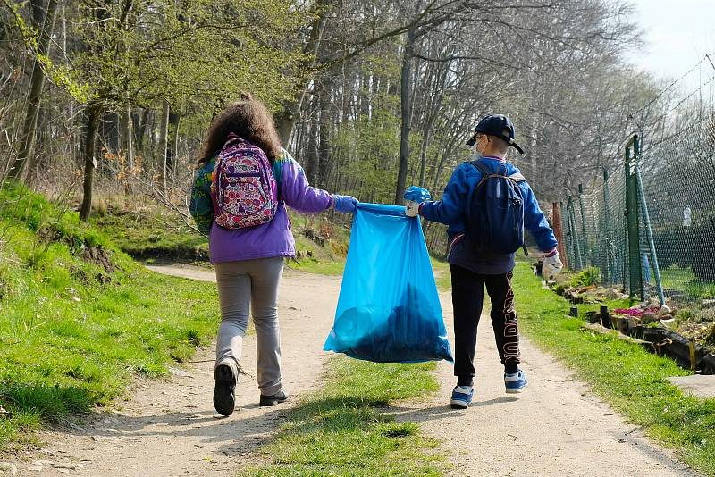 Téměř pět desítek žáků Základní školy speciální Frýdlant se ve středu 21. dubna 2021 zapojilo v rámci mezinárodního Dne Země do úklidu Frýdlantu.