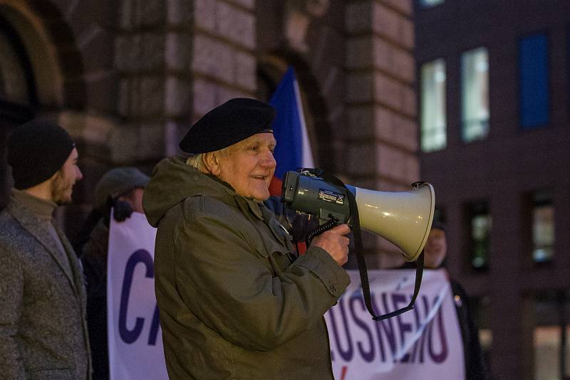 Pochod za slušného premiéra městem od Severočeského muzea v Liberci až k vlakovému nádraží proběhl 22. listopadu. Na snímku je Jan Šolc při proslovu na náměstí Dr. E. Beneše.