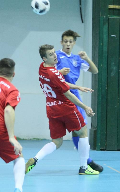 Liberecký Pampuch Team (v červeném) prohrál v domácím duelu II. futsalové ligy s Kladnem 3:5