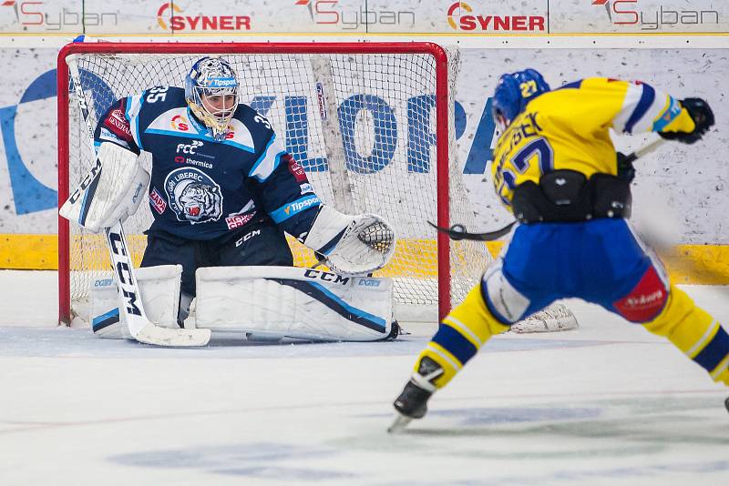 Utkání 42. kola Tipsport extraligy ledního hokeje se odehrálo 21. ledna v liberecké Home Credit areně. Utkaly se celky Bílí Tygři Liberec a Aukro Berani Zlín. Na snímku vlevo je brankář Roman Will.