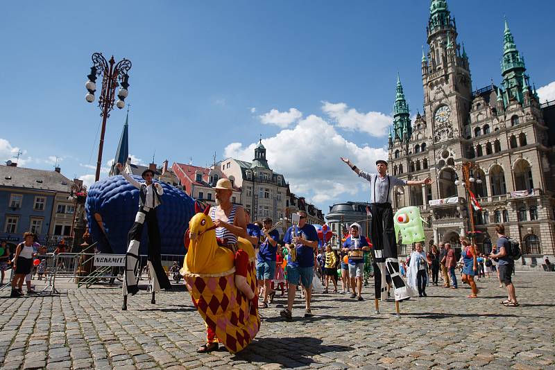 Libercem prošel průvod masek, který odstartoval festival loutkového divadla Mateřinka.