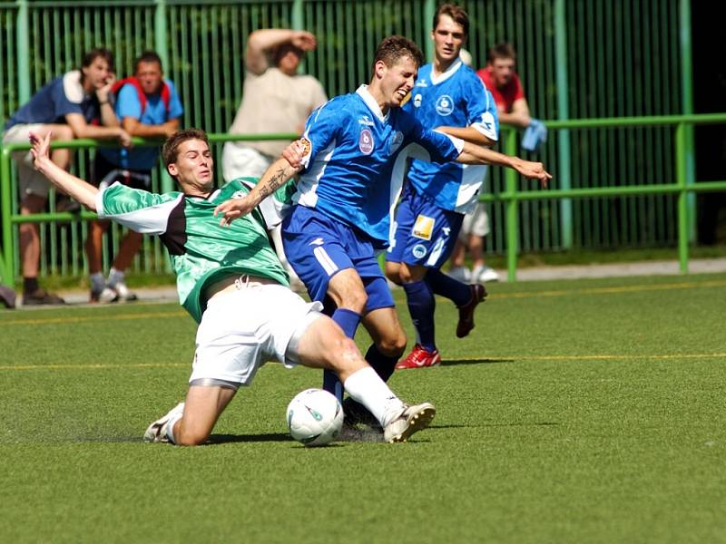 SOUBOJ. Liberecký Donát (uprostřed) se snaží projít přes jabloneckého protihráče.