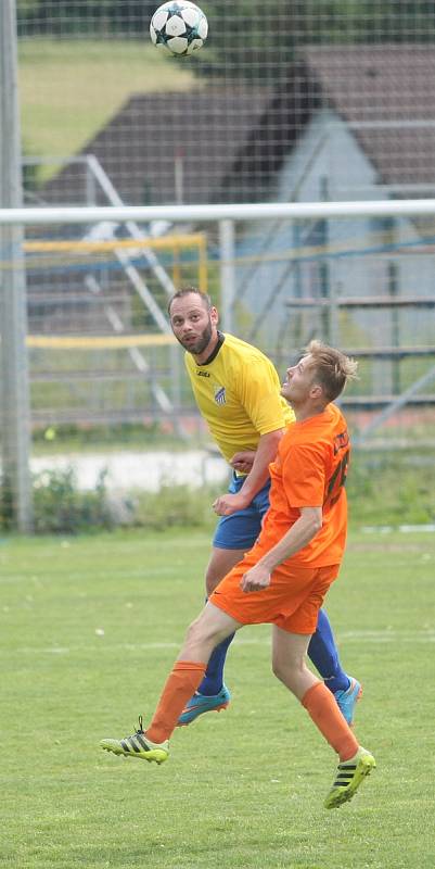 Krásná Studánka (ve žlutém)prohrála doma derby s Doubím 0:5.