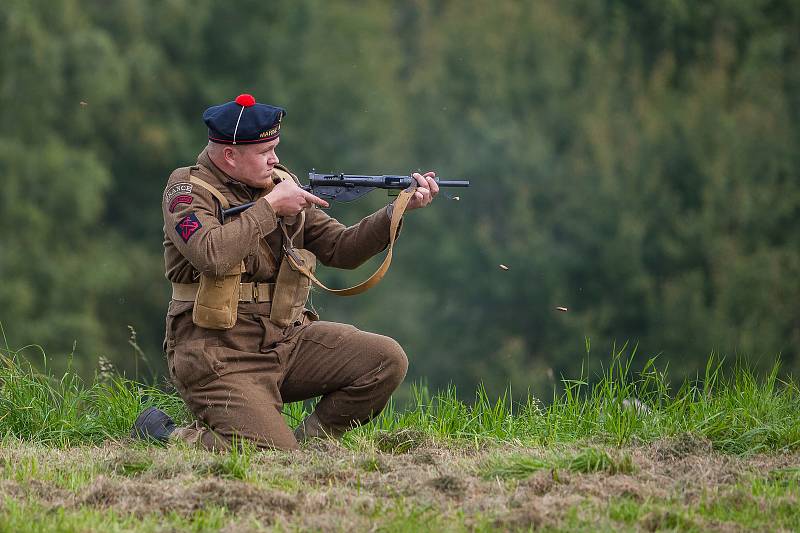 Rekonstrukce historické bitvy na západní frontě, dobývání pevnosti Dunkerque Československou samostatnou obrněnou brigádou v roce 1944, proběhla 9. září na dětském dni v libereckém Vesci.