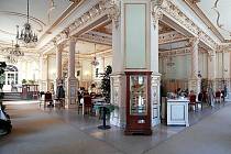 Historická kavárna Pošta je památkově chráněná, cenná je zvláště její bohatá výzdoba interiéru. Snímek ukazuje, jak vypadala ještě nedávno.