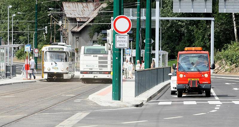 ŘIDIČI SI MUSEJÍ ZVYKAT NA ZMĚNY. V nově rekonstruované Jablonecké ulici čeká řidiče několik novinek, mezi něž patří především nové semafory a nový jízdní pruh pro autobusy MHD.