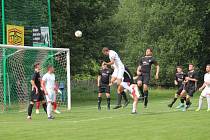 Žibřidice (v bílém) porazily v utkání I. A třídy Krásnou Studánku 3:1.