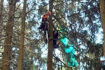 Záchrana paraglidisty, který uvázl na stromě, ilustrační foto.