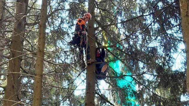 K záchraně paraglidisty, který uváznul na stromě na kopci Kozákov, vyjeli ve čtvrtek odpoledne liberečtí hasiči.