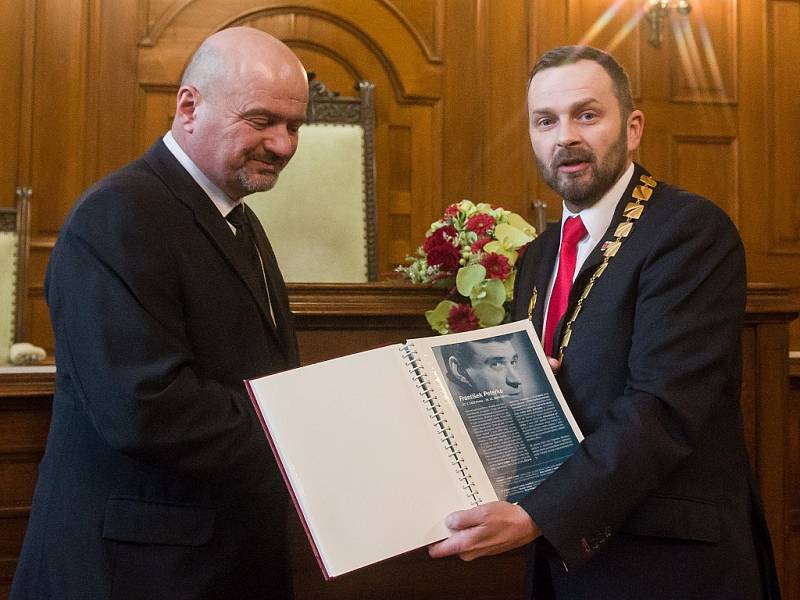 Syn Františka Peterky Michael (vlevo) a primátor Liberce Tibor Batthyány