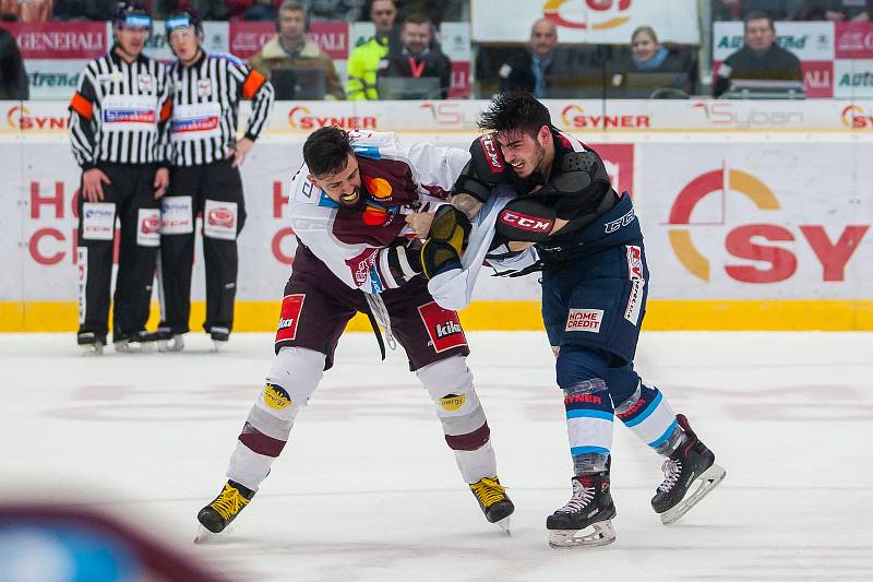 Druhý zápas předkola Generali play off Tipsport extraligy ledního hokeje se odehrál 7. března v liberecké Home Credit areně. Utkaly se celky Bílí Tygři Liberec a HC Sparta Praha. Na snímku je bitka, vpravo Dominik Lakatoš a vlevo Richard Jarůšek.